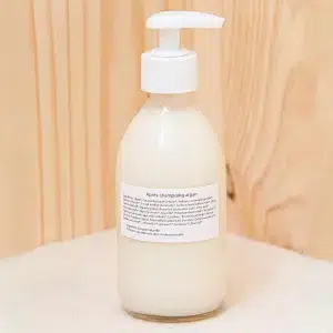 Adoptez notre après-shampoing à l’huile d’argan, le soin idéal pour revitaliser les cheveux secs et abîmés. Formulé avec de l’huile d’argan bio, riche en acides aminés, cet après-shampoing aide à nourrir vos cheveux en profondeur tout en préservant leur kératine naturelle. Sa formule douce nettoie en douceur, laissant vos cheveux soyeux et revitalisés. Enrichi d’un parfum doux d’argan, il offre une expérience de soin agréable. Ce produit est conçu pour renforcer et hydrater vos cheveux, apportant une sensation de douceur et une brillance naturelle après chaque utilisation.