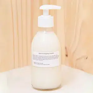 Adoptez notre après-shampoing liquide enrichi à l’huile d’olive pour des cheveux parfaitement démêlés, nourris et fortifiés. Formulé avec de l’huile d’olive bio, il revitalise en profondeur et apporte une brillance éclatante tout en réduisant la fréquence des lavages. Sa texture légère pénètre facilement dans la fibre capillaire pour une hydratation intense et durable. Parfumé à la lavande, il offre une expérience sensorielle agréable, alliant détente et fraîcheur. Ce soin capillaire est spécialement conçu pour fortifier les cheveux, les rendant doux et soyeux. Profitez d’une routine capillaire efficace avec cet après-shampoing qui allie bienfaits de l’huile d’olive et bien-être grâce à son parfum apaisant.