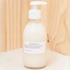 Adoptez notre après-shampoing au beurre de karité pour nourrir en profondeur vos cheveux fragilisés. Enrichi en beurre de karité, cet après-shampoing est formulé pour restructurer la fibre capillaire, offrant brillance et vitalité à vos cheveux. Sa texture riche et crémeuse facilite le démêlage tout en apportant une délicate fragrance de fruits épicés. Ce soin capillaire revitalisant est idéal pour restaurer l’hydratation et renforcer les cheveux secs ou abîmés. Intégrez cet après-shampoing dans votre routine de soin capillaire pour des cheveux soyeux, nourris et éclatants de santé.