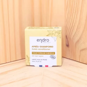 Découvrez notre après-shampoing solide, le partenaire idéal pour accompagner vos shampoings solides. Sa formule sans silicone est enrichie en huile de lin, huile de prune et beurre de karité. Des ingrédients connus pour leurs propriétés nourrissantes et démêlantes. Facile à appliquer, il démêle en douceur et nourrit vos cheveux, laissant une texture légère et soyeuse. Ce produit offre les mêmes bienfaits qu'une formule liquide traditionnelle, mais dans une version solide et écologique, contribuant à la réduction des déchets plastiques. Idéal pour compléter votre routine capillaire, il offre un soin complet pour des cheveux doux, bien hydratés et faciles à coiffer.