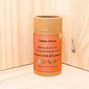 Découvrez notre après-soleil abricot, un soin réparateur spécialement formulé pour apaiser et nourrir votre peau après une exposition au soleil. Sa texture fluide et légère s’étale facilement sur la peau et pénètre rapidement sans laisser de film gras. Enrichi en extrait d'abricot, cet après-soleil hydrate en profondeur et aide à réparer les dommages causés par le soleil. Il est conçu pour être utilisé par toute la famille, y compris les enfants dès 3 ans ainsi que les femmes enceintes et allaitantes. Avec une version douce et parfumée, il assure une peau apaisée et nourrie après chaque journée ensoleillée.