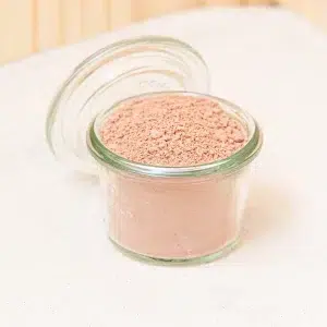 Découvrez les bienfaits de notre argile rouge, un soin naturel réputé pour ses propriétés revitalisantes et purifiantes. Adaptée à tous les types de peau, cette argile nettoie en profondeur, élimine les impuretés et ravive l’éclat naturel du teint. Sa composition enrichie favorise une régénération douce et efficace, offrant une sensation de fraîcheur et de vitalité. Parfaite pour un soin du visage ou un masque régénérant, elle est un choix luxueux pour revitaliser votre peau et lui redonner son éclat naturel. Offrez à votre peau une expérience de soin douce et revitalisante avec notre argile rouge.