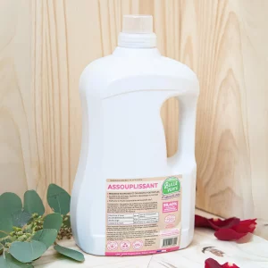 L’assouplissant à la lavande est conçu pour accélérer le séchage, simplifier le repassage et lutter contre l'électricité statique dans les textiles. Il rend le linge, y compris le linge de maison, plus souple sans altérer les fibres. Sa formule, enrichie en lavande, apporte un parfum agréable et procure une sensation de confort et de bien-être. En plus de ses propriétés assouplissantes, il intègre un agent dermo-protecteur qui respecte les peaux sensibles. L'assouplissant lavande produit est idéal pour ceux qui cherchent à améliorer la douceur de leur linge tout en profitant d’un parfum subtil et agréable, le rendant parfait pour un usage régulier.