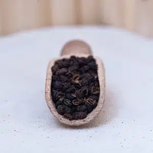 Découvrez notre baie de Timur, une épice unique aux arômes d'agrumes et de poivre, apportant une dimension exotique à vos plats. Cultivée avec soin dans les hauteurs du Népal. Cette baie offre une saveur vibrante et une fraîcheur remarquable qui rehausse vos préparations culinaires. Sa combinaison de notes citronnées et poivrées en fait un choix idéal pour parfumer vos viandes, poissons, sauces et soupes. Avec sa texture légèrement granuleuse, elle peut être utilisée pour ajouter du caractère aux plats ou être moulue pour libérer son arôme subtil. Explorez comment cette baie de Timur peut enrichir vos recettes et apporter une touche d'originalité à votre cuisine.