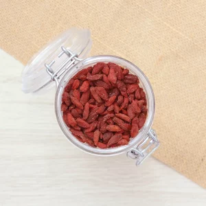 Découvrez nos baies de goji, de petits fruits rouges riches en antioxydants et en nutriments essentiels. Ces baies, cultivées dans les régions ensoleillées, offrent une saveur sucrée et une texture légèrement chewy. Elles sont idéales pour vos encas sains ou en ajout dans vos smoothies et desserts. Les baies de goji sont aussi un excellent complément nutritif pour une alimentation équilibrée. Profitez des bienfaits de ces fruits en les intégrant dans vos recettes ou en les dégustant seules. Adoptez ces baies, sans compromis, pour une touche de santé et de gourmandise assurée.