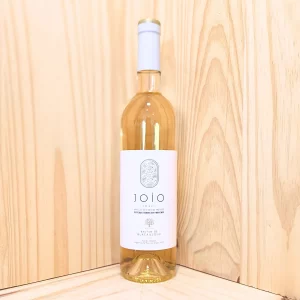 Joio blanc de Bastide Blacailloux est un vin blanc aérien et frais qui capture l'essence lumineuse du terroir provençal. Ses arômes floraux délicats de jasmin et de chèvrefeuille se mêlent harmonieusement à des notes fruitées de pêche blanche et de citron vert. Ce vin se distingue par sa fraîcheur et sa pureté, offrant une expérience sensorielle raffinée et légère. Parfait pour accompagner des fruits de mer, des salades fraîches ou des plats à base de poisson, Joio blanc est une invitation à savourer la beauté et la simplicité des saveurs provençales, faisant de chaque dégustation un moment de pure détente et plaisir.