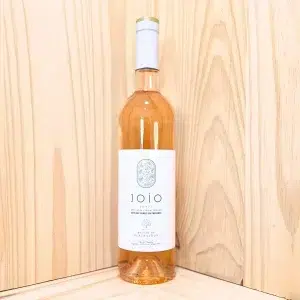 Joio rosé de Bastide Blacailloux est un vin rosé élégant qui exprime la douceur et la vivacité de la Provence. Ses arômes de fruits rouges comme la fraise et la groseille se marient avec des notes d'agrumes, offrant une dégustation rafraîchissante et harmonieuse. Ce rosé incarne parfaitement l'art de vivre provençal, avec sa couleur pâle et sa texture soyeuse. Idéal pour les apéritifs, les pique-niques ou les repas estivaux, Joio rosé est un compagnon parfait pour des moments conviviaux et festifs. Laissez vous séduire par sa fraîcheur et sa délicatesse, qui capturent l'essence même de la Provence dans chaque verre.
