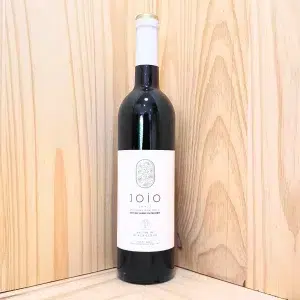 Joio rouge de Bastide Blacailloux est un vin rouge raffiné, offrant des arômes profonds de fruits noirs comme la mûre et la myrtille, complétés par des notes épicées de poivre et de clou de girofle. Ce vin révèle la richesse et la profondeur du terroir provençal, offrant une expérience gustative intense et mémorable. Chaque gorgée dévoile une structure élégante et des tanins soyeux, parfaits pour accompagner des plats de viande grillée, des ragoûts ou des fromages affinés. Joio rouge est une véritable invitation à découvrir les saveurs authentiques et la diversité des vignobles provençaux. Promettant un voyage sensoriel inoubliable.