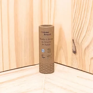 Le baume à lèvres au beurre de karité est le soin idéal pour nourrir et protéger vos lèvres contre les agressions extérieures. Conçu pour être adapté à toutes les saisons, ce baume convient à toute la famille et peut être utilisé au quotidien pour prévenir les gerçures et apaiser les lèvres fragilisées par le froid ou le soleil. Sa formule riche en beurre de karité nourrit intensément vos lèvres, les laissant douces et protégées. Vous pouvez renouveler l’application autant de fois que nécessaire pour maintenir vos lèvres en pleine forme. Ce baume karité est un allié indispensable pour garder des lèvres hydratées et confortables, peu importe les conditions climatiques.