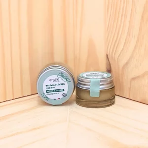 Explorez notre baume lèvres menthe, un soin nourrissant pour protéger et réparer vos lèvres durant l'hiver. Enrichi en beurre de karité, ce baume hydrate intensément, répare les lèvres gercées et les protège des agressions extérieures. Sa formule riche et crémeuse offre une hydratation durable tout en apportant une agréable sensation de fraîcheur grâce à son parfum mentholé. Disponible en trois délicieuses déclinaisons parfumées, fruits rouges, menthe et agrumes, ce baume est un allié indispensable pour des lèvres douces, nourries et confortables tout au long de l’hiver.