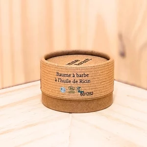 Le baume barbe naturel est spécialement formulé pour nourrir et entretenir votre barbe avec une approche respectueuse de l'environnement. Convient à tous les types de peau, ce baume barbe naturel protège contre les irritations et les agressions extérieures grâce à une formule naturelle et efficace. Enrichi d’ingrédients soigneusement sélectionnés, il hydrate les poils de barbe et apaise la peau, offrant une sensation de confort et de bien-être. Disponible en trois variantes, ce baume vous permet de choisir le produit qui répond le mieux à vos besoins personnels. Idéal pour un usage quotidien, il vous offre un soin complet pour une barbe douce et bien entretenue.