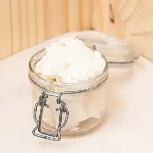 Découvrez notre beurre de karité, extrait avec soin des noix du karité africain pour offrir un produit de beauté pur et efficace. Riche en vitamines A, E et F, ainsi qu'en acides gras essentiels, ce beurre nourrit intensément et apaise les peaux sèches ou abîmées. Sa texture veloutée fond sur la peau, la laissant douce, hydratée et éclatante. Ce beurre est idéal pour revitaliser la peau et améliorer son élasticité. Profitez d'un soin naturel et de haute qualité avec notre beurre de karité, pour une peau nourrie en profondeur et un confort durable.