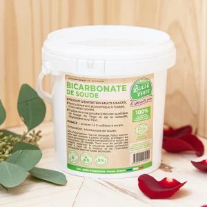 Le bicarbonate de soude est un produit ménager aux multiples applications pour la salle de bain, la cuisine, et bien plus encore. Il est utile pour nettoyer, désodoriser, et entretenir diverses surfaces. Il peut également être intégré dans des recettes de produits d'entretien faits maison. Ses propriétés naturelles le rendent efficace contre les odeurs, les taches et les graisses. Ce produit est un élément essentiel de votre arsenal de nettoyage, offrant une solution pratique et polyvalente pour maintenir la propreté et l'ordre dans votre maison. Utilisez le bicarbonate de soude pour diverses tâches d'entretien ou pour concocter des produits de nettoyage personnalisés.