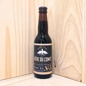 La bière n°5 brune de La Brasserie du Comté vous invite à plonger dans une expérience gustative riche et profonde. Cette bière n°5 brune, non filtrée et non pasteurisée, est une véritable ode à l'authenticité, avec des arômes puissants de café et de chocolat qui se déploient à chaque gorgée. Brassée avec passion et expertise, elle utilise l'eau pure du Mercantour, garantissant une qualité et une fraîcheur exceptionnelles. Sa texture veloutée et ses saveurs corsées en font un choix parfait pour les amateurs de bières robustes et intenses. Idéale à déguster en fin de repas ou en accompagnement de desserts chocolatés, cette bière brune révèle toute la profondeur et la complexité d'une véritable création artisanale.