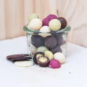 Découvrez notre mélange billes 5 couleurs, une sélection exquise de fruits secs et de chocolats diversifiés qui ravira vos papilles. Ce mélange coloré et gourmand associe des billes enrobées de chocolat aux saveurs variées et des fruits secs sélectionnés avec soin, créant une expérience sensorielle unique. Chaque bouchée vous offre une harmonie parfaite de goûts et de textures, alliant le croquant des fruits secs à la douceur fondante du chocolat. Que ce soit pour une pause gourmande au travail, un en-cas en après-midi, ou un petit plaisir après le dîner, notre mélange billes 5 couleurs est idéal pour satisfaire toutes vos envies de douceur et d’équilibre. Offrez vous un moment de plaisir délicieux et raffiné avec cette combinaison savoureuse de chocolat et de fruits secs, qui apportera une touche de bonheur et de diversité à vos collations.