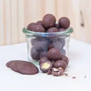 Dégustez nos billes de maïs soufflés chocolat lait, une collation légère et irrésistiblement gourmande. Chaque bille associe le croquant aéré du maïs soufflé à l’onctuosité du chocolat au lait. Créant un contraste parfait entre texture et saveur. Le maïs soufflé, légèrement croustillant, est enrobé d’un chocolat au lait velouté qui fond délicatement en bouche. Offrant une expérience gustative douce et réconfortante. Ce mélange subtil de légèreté et de richesse chocolatée est idéal pour une pause sucrée, que ce soit au travail, en après-midi ou après le dîner. Savourez ce moment de plaisir simple et raffiné, et laissez vous transporter par la douceur du chocolat et le croquant du maïs soufflé.