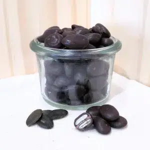 Explorez nos billes de courges noir. Une collation originale qui allie la richesse des graines de courge à l'intensité du chocolat noir. Chaque bille est soigneusement enrobée d'un chocolat noir velouté. Offrant un contraste harmonieux entre le croquant des graines de courge et la profondeur du cacao. Ce mélange savoureux est non seulement délicieux mais aussi nutritif. Parfait pour une pause gourmande qui allie bienfaits et plaisir. Que ce soit pour un en-cas au travail, un petit plaisir en après-midi, ou une touche raffinée pour vos moments de détente. Ces billes de courges noir vous offrent une expérience gustative saine et satisfaisante. Laissez vous séduire par leur texture unique et leur saveur riche, pour un moment de dégustation à la fois simple et exquis.
