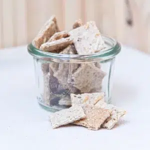 Découvrez nos biscuits apéro comté, un véritable délice savoureux qui révèle le caractère authentique du célèbre fromage. Confectionnés avec du Comté affiné de qualité, ces biscuits apéro comté offrent une texture croustillante et dorée qui fond en bouche. Le Comté, avec ses arômes riches et sa légère pointe de noisette, se marie parfaitement avec la pâte du biscuit, créant une expérience gustative raffinée et gourmande. Parfaits pour vos moments de convivialité, ces biscuits apéro ajoutent une touche d'élégance et de gourmandise à vos apéritifs. Que ce soit pour un apéritif entre amis ou un encas raffiné, laissez vous séduire par cette combinaison irrésistible de saveurs fromagères et de croustillant.