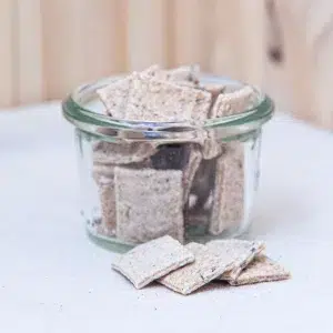 Savourez l'exotisme de nos biscuits apéro cumin, une véritable invitation à un voyage culinaire. Ils allient le croquant délicat d'une pâte savoureuse aux arômes chauds et épicés du cumin, créant une expérience gustative aussi raffinée que surprenante. Le cumin, avec ses notes terreuses et légèrement piquantes, se mêle parfaitement à la texture croustillante du biscuit pour offrir un apéritif qui séduit les palais les plus fins. Parfaits pour égayer vos moments de convivialité, ces biscuits apéro cumin apportent une touche d'originalité et de sophistication à vos soirées entre amis ou à vos pauses gourmandes. Offrez vous un moment de plaisir avec cette collation unique et savoureuse.