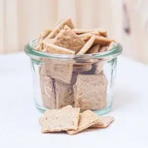 Découvrez nos biscuits apéro emmental, une délicieuse réinterprétation d’un classique de l’apéritif. Ces biscuits au fromage se distinguent par leur texture parfaitement croquante et leur goût exquis, alliant la douceur crémeuse de l'Emmental à une subtile note légèrement fruitée. Chaque bouchée offre une harmonie parfaite entre la richesse du fromage et le croustillant du biscuit, créant une expérience gustative simple mais raffinée. Que ce soit pour un apéritif entre amis, une soirée en famille ou un moment de détente, ces biscuits sont le choix idéal pour ajouter une touche savoureuse à vos encas. Offrez vous un plaisir gourmand avec nos biscuits apéro emmental, une collation qui allie qualité et saveurs.