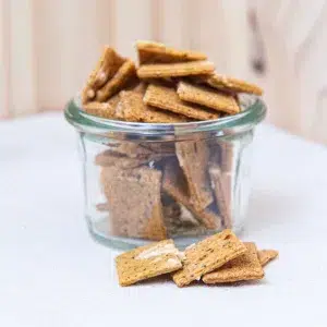 Laissez vous emporter par les saveurs méditerranéennes de nos biscuits apéro pizza. Chaque bouchée est une explosion de goûts réunissant des tomates séchées, des herbes aromatiques et un fromage fondant, le tout dans une texture croustillante. Inspirés par les meilleures parts de pizza, ces biscuits capturent l'essence des saveurs italiennes authentiques avec une touche de gourmandise. Parfaits pour vos moments de convivialité, ils sont idéaux pour accompagner vos apéritifs, vos repas légers ou vos soirées entre amis. Avec leur goût riche et leur texture irrésistible, ces biscuits apéro pizza sont la collation parfaite pour une escapade culinaire au cœur de la Méditerranée.