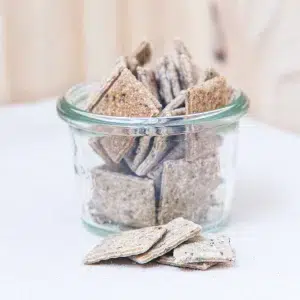 Redécouvrez les saveurs provençales avec nos biscuits apéro thym. Ces biscuits croustillants sont délicatement parsemés de thym frais, une herbe aromatique emblématique du sud de la France. Chaque bouchée vous transporte dans les champs ensoleillés de Provence. Où le thym libère ses arômes herbacés et ses notes légèrement épicées. Parfaits pour vos moments de convivialité, ces biscuits apportent une touche authentique à vos apéritifs, qu'ils soient partagés en famille ou entre amis. Leur texture croustillante et leur goût raffiné font de ces biscuits une collation idéale pour accompagner vos apéritifs, vos vins et vos fromages. Offrez vous une escapade gustative en Provence avec nos biscuits apéro thym.