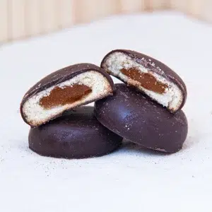 Laissez vous séduire par notre biscuit cœur orange chocolat, où la douceur du chocolat se marie parfaitement avec l'arôme fruité de l'orange. Ce biscuit offre un contraste de textures irrésistible : un extérieur croquant et doré entoure un cœur fondant au chocolat, enrichi de la subtile fraîcheur de l'orange. Chaque bouchée vous plonge dans une expérience gourmande, où le chocolat riche et velouté rencontre les notes zestées et vivifiantes de l'orange. Idéal pour une pause sucrée ou pour accompagner un café ou un thé, ce biscuit est une invitation à la gourmandise et à l'évasion. Découvrez ce délice raffiné qui saura ravir vos papilles avec élégance.