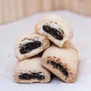 Savourez le biscuit croc'en figue, une délicieuse combinaison de croquant et de douceur. Ce biscuit, à la texture croustillante, est enrichi de morceaux de figues séchées, qui apportent une douceur naturelle et légèrement sucrée. Chaque bouchée vous invite à découvrir l'harmonie entre le biscuit doré et les figues tendres, offrant une pause gourmande et saine. Parfait pour un en-cas à tout moment de la journée, ce biscuit allie plaisir et bien-être. Que ce soit pour accompagner votre café du matin ou pour une collation après-midi. Le biscuit croc'en figue est une option savoureuse et nourrissante pour satisfaire vos envies sucrées.