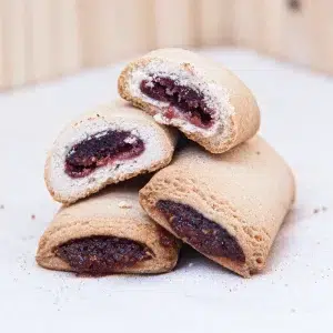 Craquez pour le biscuit croc framboise, une délicieuse combinaison de biscuit croquant et de morceaux de framboises séchées. Chaque bouchée vous invite à une explosion de saveurs. Où le croquant du biscuit s’harmonise parfaitement avec la fraîcheur acidulée des framboises. Le biscuit croc framboise, à la texture à la fois croustillante et légère, est parsemé de morceaux de framboises séchées qui apportent une note fruitée et légèrement sucrée. Ce mélange exquis offre une expérience gourmande et équilibrée, idéale pour un moment de plaisir lors de vos pauses ou pour accompagner un thé ou un café. Découvrez ce délice simple et raffiné, parfait pour satisfaire vos envies de douceur.