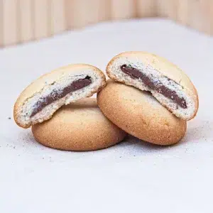 Découvrez notre biscuit cœur choco noisette, où l’alliance parfaite du chocolat et de la noisette se dévoile dans chaque bouchée. Ce biscuit, au croquant doré et délicat, renferme un cœur fondant composé de chocolat onctueux et de noisettes finement concassées. Chaque bouchée vous offre une expérience gourmande, mêlant la douceur du chocolat au goût riche et légèrement grillé des noisettes. Idéal pour un moment de plaisir sucré ou pour accompagner votre café, ce biscuit cœur choco noisette est une véritable invitation à la gourmandise, parfaite pour ceux qui recherchent une collation raffinée et savoureuse.