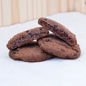 Découvrez notre cookie tout chocolat, une fusion parfaite de croquant et de fondant qui ravira tous les amateurs de chocolat. Ce biscuit, confectionné avec du chocolat noir de qualité supérieure, vous propose une expérience gustative inoubliable grâce à son goût riche et intense en cacao. Chaque bouchée vous offre un contraste harmonieux entre une texture extérieure croustillante et un cœur fondant chargé de morceaux généreux de chocolat. La richesse du chocolat noir se mêle parfaitement à la douceur de la pâte pour créer un moment de gourmandise exceptionnel. Idéal pour une pause café ou un encas sucré, ce cookie est un véritable délice chocolaté.