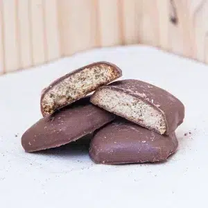 Tombez sous le charme du crousti choc noisette, un biscuit irrésistible qui allie le croquant des noisettes grillées à la richesse du chocolat. Chaque bouchée de ce biscuit croustillant vous offre une expérience sensorielle exceptionnelle, où le chocolat fondant se marie parfaitement avec des noisettes croquantes. La douceur du chocolat noir, mélangée à la saveur riche et légèrement sucrée des noisettes grillées, crée un équilibre harmonieux de textures et de saveurs. Ce biscuit est un véritable plaisir gourmand, idéal pour une pause sucrée ou pour accompagner un moment de détente. Offrez vous un instant de bonheur intense et réconfortant avec chaque croquant de crousti choc noisette.