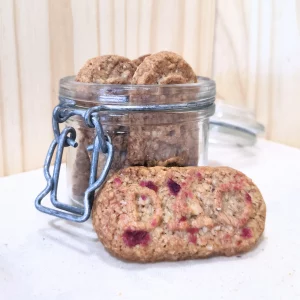 Découvrez l'alliance gourmande de nos biscuits p'tit-dèj cranberries. Ce biscuit allie le croquant irrésistible de sa texture dorée à la saveur acidulée et légèrement sucrée des cranberries, offrant une expérience gustative agréable dès le matin. Chaque bouchée vous propose une parfaite combinaison de croustillant et de douceur, avec des morceaux généreux de cranberries qui apportent une touche fruitée et vivifiante. Parfait pour commencer la journée avec énergie ou pour une pause gourmande en milieu de matinée, ce biscuit est une option savoureuse et nutritive. Offrez vous un petit déjeuner délicieux et équilibré ou un en-cas revitalisant avec nos biscuits p'tit-dèj cranberries.