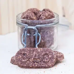 Commencez la journée en douceur avec nos biscuits p'tit-dèj pépites chocolat. Ces biscuits allient parfaitement le croquant d’un extérieur doré à la douceur d’un intérieur richement garni de généreuses pépites de chocolat. Chaque bouchée offre une expérience gourmande, avec une texture croustillante qui se marie à merveille avec le chocolat fondant. Conçus pour être le compagnon idéal de vos petits déjeuners ou de vos pauses café, ces biscuits p'tit-dèj pépites chocolat vous procurent un plaisir sucré et réconfortant dès le matin. Offrez vous ce moment de douceur et savourez l’alliance parfaite entre le biscuit croquant et le chocolat onctueux. Un choix délicieux pour bien commencer la journée.