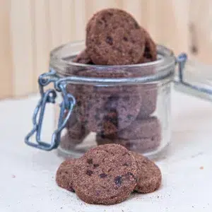 Savourez le biscuit cacao pépites, une tentation chocolatée irrésistible qui ravira les amateurs de chocolat. Chaque biscuit combine un extérieur croustillant avec un intérieur fondant, offrant une texture parfaitement équilibrée qui ravira vos papilles. Parsemé de généreuses pépites de chocolat noir, ce biscuit vous promet un plaisir intense à chaque bouchée. Le cacao riche et profond se marie harmonieusement avec les morceaux de chocolat fondants, créant une expérience gustative à la fois réconfortante et gourmande. Que ce soit pour accompagner une tasse de café ou pour un moment de douceur en solo, le biscuit cacao pépites est un choix parfait pour satisfaire vos envies de chocolat.