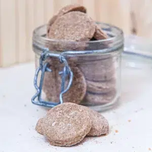 Éveillez vos sens avec notre biscuit café guarana, une véritable expérience gustative alliant la richesse du café à l’énergie naturelle du guarana. Chaque biscuit offre une texture croquante et une saveur intense grâce à l’infusion de café fraîchement moulu, qui se marie harmonieusement avec le guarana, connu pour ses propriétés stimulantes. Ce biscuit offre une pause revigorante à tout moment de la journée, que ce soit pour un petit-déjeuner énergisant, une collation de l’après-midi ou un moment de détente en soirée. Avec ses arômes profonds et son effet vivifiant, il transforme chaque bouchée en une escapade gourmande et revitalisante, parfait pour recharger vos batteries et éveiller vos papilles.