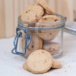 Laissez vous séduire par l’alliance parfaite du biscuit caramel et sel, une création gourmande qui marie harmonieusement douceur et audace. Ce biscuit offre une texture à la fois croquante et fondante, où le caramel onctueux se dévoile dans chaque bouchée. L’équilibre subtil entre le caramel sucré et une touche de sel savamment dosée crée une expérience gustative mémorable. Le caramel fond dans la bouche, libérant des notes sucrées et riches, tandis que le sel ajoute une profondeur étonnante, rehaussant la douceur du caramel. Idéal pour une pause sucrée ou un moment de détente, ce biscuit caramel et sel vous invite à une escapade gourmande où chaque bouchée est un plaisir délicat et raffiné.