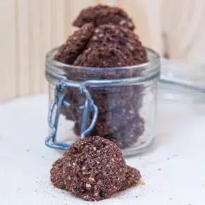 Découvrez la richesse du biscuit choco châtaigne, une délicieuse fusion de saveurs qui ravira vos papilles. Ce biscuit allie l'intensité du chocolat noir aux notes douces et légèrement sucrées de la châtaigne, offrant une expérience gustative authentique et raffinée. La texture croquante de l'extérieur contraste avec le cœur onctueux, où le chocolat noir se marie harmonieusement avec la châtaigne finement broyée, créant un mélange de saveurs profondes et complexes. Parfait pour une pause gourmande ou un moment de détente, ce biscuit choco châtaigne vous invite à savourer une douce escapade sucrée. Chaque bouchée vous offre une immersion dans un univers de gourmandise, où le chocolat et la châtaigne s’unissent pour un plaisir culinaire sans pareil.