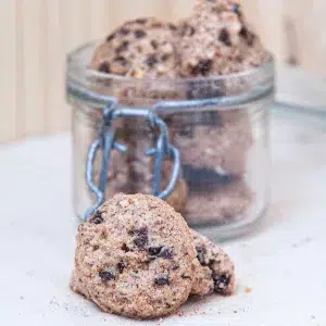 Dégustez un biscuit choco noisette, une véritable symphonie de saveurs et de textures qui ravira vos papilles à chaque bouchée. Ce biscuit offre un croquant irrésistible à l’extérieur, tandis qu’un cœur généreux mêle la richesse du chocolat à la douceur des noisettes finement concassées. La noisette, avec son goût légèrement torréfié et sa texture croquante, se marie parfaitement avec le chocolat fondant et velouté, créant un contraste harmonieux et sophistiqué. Que ce soit pour un moment de plaisir pendant votre pause café ou comme une douce récompense à la fin de la journée, ce biscuit choco noisette vous promet une expérience gourmande et raffinée qui éveille les sens et comble vos envies sucrées.