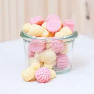 Savourez nos bonbons fruities, des douceurs aux saveurs de fruits éclatants et naturels qui vous offriront une véritable explosion de goût. Chaque bonbon révèle une texture moelleuse qui fond délicieusement en bouche, tout en préservant la richesse et l’intensité des arômes fruités. Avec leurs saveurs juteuses et variées, ils sont parfaits pour une pause gourmande ou pour satisfaire une envie de douceur fruitée. Que ce soit pour une collation rapide, un en-cas dans l’après-midi, ou un petit plaisir sucré après le dîner, nos bonbons fruities vous promettent un moment de plaisir rafraîchissant et savoureux.