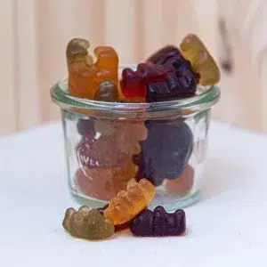 Savourez nos bonbons oursons gélifiés, des petites merveilles sucrées et colorées. Ces bonbons offrent une texture moelleuse qui fond délicieusement en bouche et se déclinent en une variété de saveurs fruitées, apportant une touche de bonheur instantané à chaque bouchée. Parfaits pour égayer vos moments de détente ou pour partager un instant gourmand, ces bonbons oursons sont une collation amusante et savoureuse. Que ce soit pour un goûter, une fête ou simplement pour satisfaire une envie de sucré, ces bonbons gélifiés vous offrent une expérience sucrée qui ravira petits et grands. Une pause douce et joyeuse à chaque bouchée.