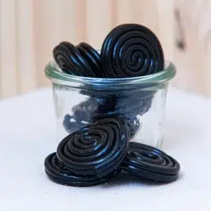 Découvrez nos bonbons réglisses rouleaux, une friandise classique qui ravira les amateurs de réglisse avec son goût intense et profond. Chaque rouleau est soigneusement enroulé pour offrir une mastication agréable et une expérience de dégustation authentique. Le goût riche de la réglisse se déploie lentement. Révélant ses arômes caractéristiques et légèrement sucrés avec une touche d’amertume subtile. Ces bonbons sont idéaux pour une pause sucrée ou pour satisfaire une envie de douceur. Que vous soyez un passionné de réglisse ou que vous cherchiez simplement à vous offrir un moment de plaisir gourmand, nos bonbons réglisses rouleaux vous garantissent une expérience savoureuse et réconfortante.