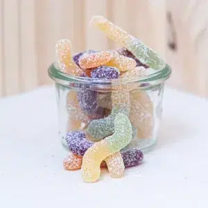 Laissez vous tenter par nos bonbons vers acidulés, une combinaison irrésistible de douceur gélifiée et de piquant. Ces bonbons colorés, en forme de vers, offrent une expérience gustative unique avec une explosion de saveurs qui éveilleront vos papilles. Chaque bonbon vous surprendra par sa texture tendre et élastique, parfaitement équilibrée par une acidité rafraîchissante qui stimule les sens. Idéaux pour une pause gourmande ou pour partager un moment sucré avec des amis, nos bonbons vers acidulés sont parfaits pour ajouter une touche de fun et de vivacité à toutes vos journées.
