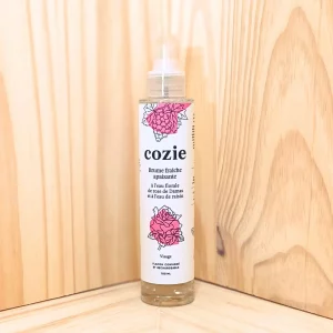 Découvrez notre brume fraîche apaisante à l'eau florale de rose et à l'eau de raisin, une formule légère qui apporte une sensation immédiate de fraîcheur et de confort. Conçue pour être utilisée matin et soir, cette brume aide à neutraliser l’effet calcaire de l'eau du robinet, tout en hydratant votre peau et en soulageant les tiraillements. L'eau florale de rose apporte des propriétés apaisantes, tandis que l'eau de raisin offre une hydratation douce et efficace. Cette brume fraîche apaisante est idéale pour rafraîchir et revitaliser votre peau tout au long de la journée. Offrez vous un moment de détente et un teint lumineux grâce à cette brume revitalisante.
