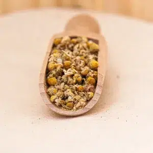 La fleur de camomille, appréciée depuis des siècles, offre non seulement une beauté visuelle, mais aussi des bienfaits apaisants. Ses délicates fleurs blanches et jaunes sont utilisées pour créer des infusions calmantes. Qui favorisent la relaxation et un sommeil paisible. Connue pour ses propriétés anti-inflammatoires et antioxydantes, la fleur de camomille est un choix idéal pour les produits de bien-être et de soins. En plus de ses effets apaisants, elle est souvent employée dans les tisanes, les cosmétiques et les remèdes naturels. Découvrez comment cette fleur emblématique peut enrichir votre routine de détente et vous offrir un moment de sérénité bien mérité au quotidien.