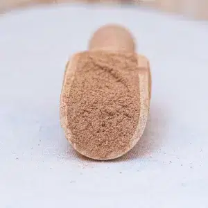 Explorez notre cannelle en poudre, une épice chaleureuse qui ajoute une saveur douce et parfumée à vos créations culinaires. Récoltée avec soin, cette cannelle moulue est parfaite pour saupoudrer sur les boissons chaudes et les desserts. Sa chaleur douce et son arôme envoûtant rehaussent les recettes sucrées comme les gâteaux, les crêpes et les tartes, tout en offrant une note parfumée aux boissons telles que le chocolat chaud et les cafés épicés. Utilisée également dans les recettes de pain d'épices, les compotes et les desserts faits maison, la cannelle en poudre transforme vos plats en véritables délices. Découvrez comment cette épice intemporelle peut ajouter une touche de confort et de saveur à vos préparations culinaires.