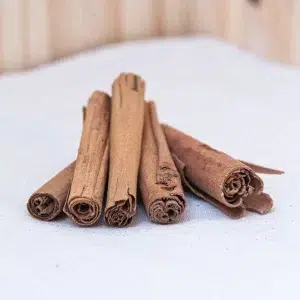Explorez notre cannelle en tuyau, une épice aromatique et réconfortante qui apporte une chaleur douce à vos préparations. Récoltée avec soin, cette cannelle en bâton est parfaite pour infuser dans les boissons chaudes, telles que le thé ou le cidre chaud, et pour parfumer vos plats sucrés et salés. Sa saveur chaleureuse et légèrement épicée transforme vos recettes en véritables délices. En plus d'enrichir vos desserts, comme les gâteaux ou les compotes, elle peut également être utilisée dans les marinades et les sauces pour ajouter une touche de profondeur. La cannelle en tuyau, avec son arôme envoûtant, vous offre une expérience culinaire authentique et raffinée.