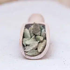 Découvrez notre cardamome, un fruit exotique qui offre une saveur sucrée et citronnée à vos créations culinaires. Récoltée avec soin, elle apporte une note rafraîchissante à vos desserts, boissons, et plats salés ou sucrés. Utilisée depuis des siècles dans diverses cuisines du monde, elle enrichit chaque recette de son arôme unique et complexe. Que ce soit pour parfumer un gâteau, un curry, ou une infusion, elle se distingue par sa capacité à transformer les plats ordinaires en expériences culinaires mémorables. Ajoutez une touche d'exotisme et de raffinement à vos préparations avec notre cardamome fruit de qualité supérieure.