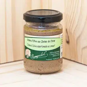 Découvrez notre crème d'olive aux zestes de citron, une création originale méditerranéenne qui rehaussera vos apéritifs. Cette crème savoureuse, à la texture veloutée, combine la richesse des olives avec la fraîcheur des zestes de citron, offrant une explosion de saveurs en bouche. À étaler généreusement sur des grandes tranches de pain grillé, elle est parfaite pour des moments conviviaux et gourmands. Idéale pour les amateurs de cuisine méditerranéenne, cette crème d'olive citron apporte une touche d'originalité et de finesse à vos apéritifs, transformant chaque dégustation en un véritable plaisir.