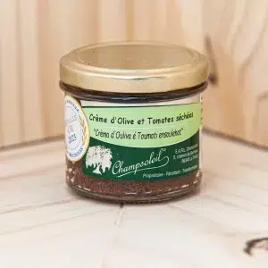 Explorez notre crème d'olives aux tomates séchées, délicieusement onctueuse, idéale à tartiner sur du pain ou en accompagnement de légumes. Cette préparation savoureuse se prête également à sublimer vos pâtes ou gratins, offrant une explosion de saveurs en bouche. La combinaison des olives et des tomates séchées crée un mariage harmonieux de goûts méditerranéens, enrichissant chaque plat de sa texture crémeuse et de ses arômes intenses. Parfaite pour les apéritifs ou les repas quotidiens, cette crème d'olives aux tomates séchées apporte une touche de soleil à votre table, pour des moments culinaires inoubliables.